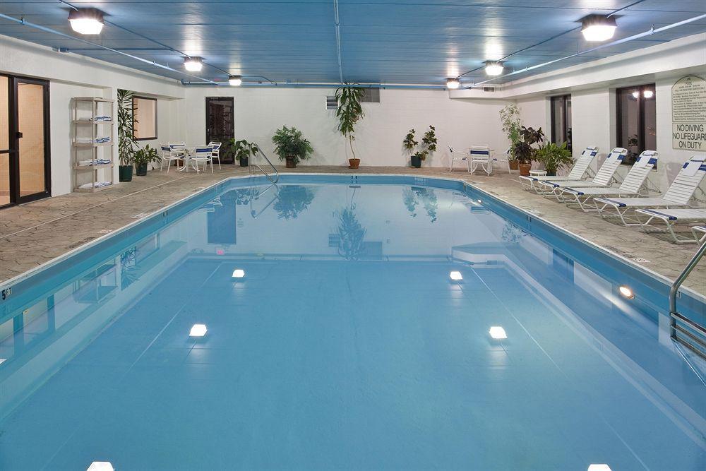 Express & Columbus Airport By Ihg Hotel 3*