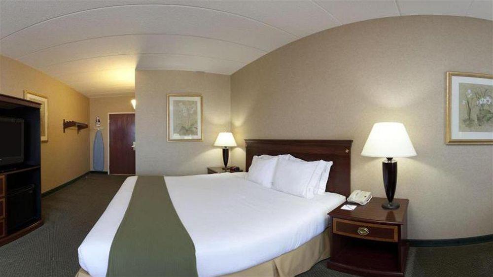 Hotel Express & Columbus Airport By Ihg