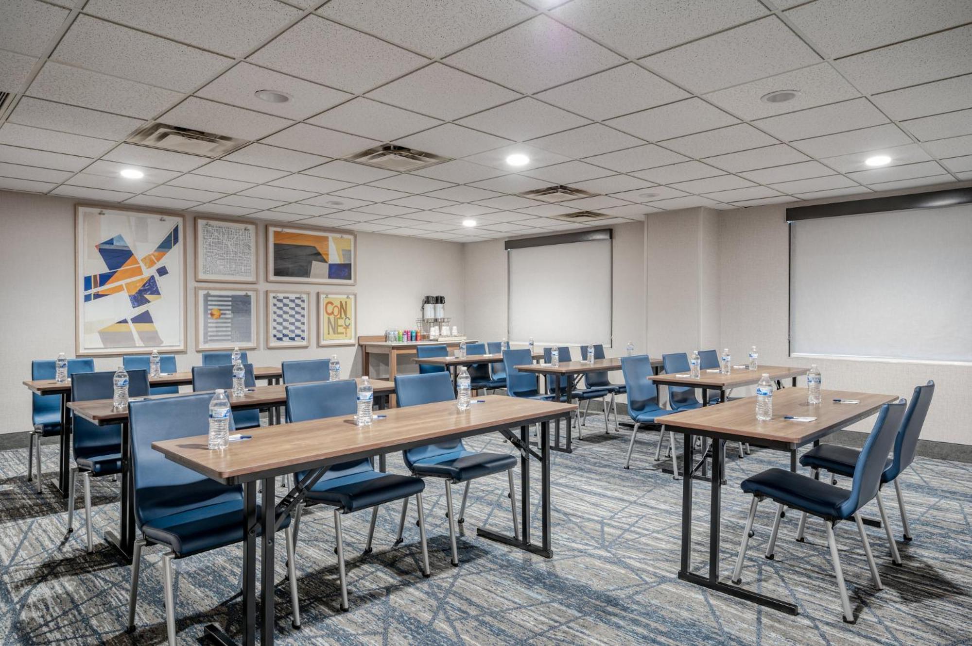 Express & Columbus Airport By Ihg 3*